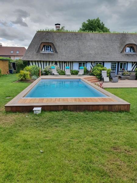 Construction d'une piscine en béton habillée en bois proche de Honfleur 