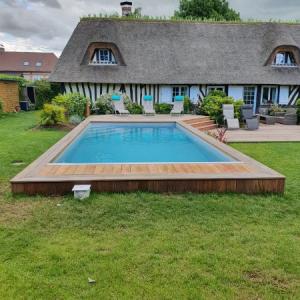 Construction d'une piscine en béton habillée en bois proche de Honfleur 