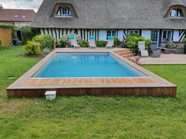 Construction d'une piscine en béton habillée en bois proche de Honfleur 