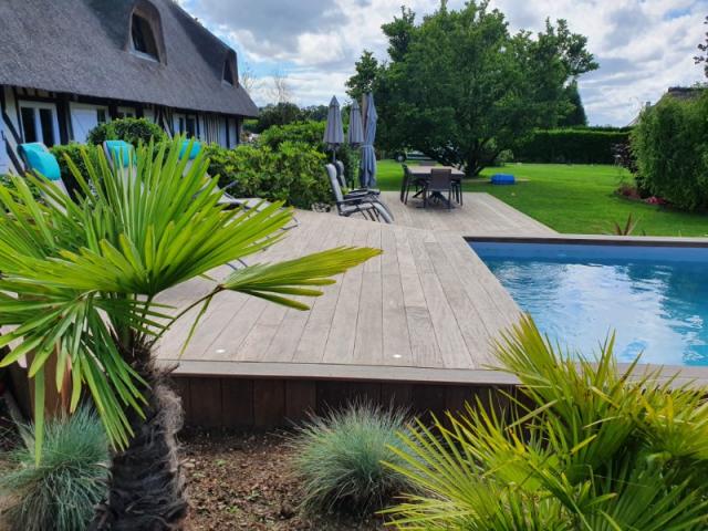 Construction d'une piscine en béton habillée en bois proche de Honfleur 