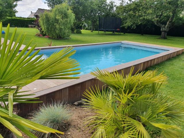 Construction d'une piscine en béton habillée en bois proche de Honfleur 