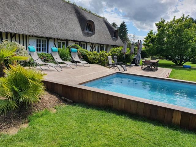 Construction d'une piscine en béton habillée en bois proche de Honfleur 