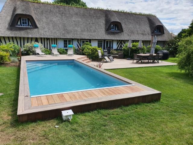 Construction d'une piscine en béton habillée en bois proche de Honfleur 