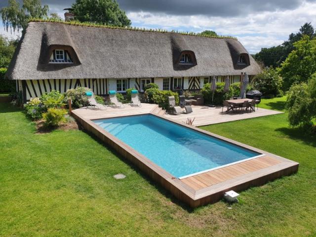 Construction d'une piscine en béton habillée en bois proche de Honfleur 