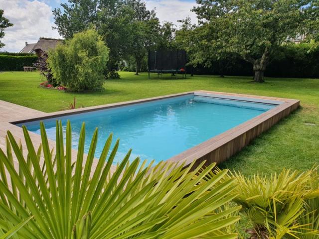 Construction d'une piscine en béton habillée en bois proche de Honfleur 